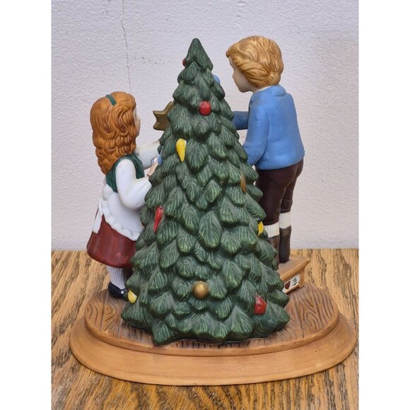 Christmas 1982 Avon Collectible Plate & Figurine Set With 22K Gold Trim - Picture 9 of 13